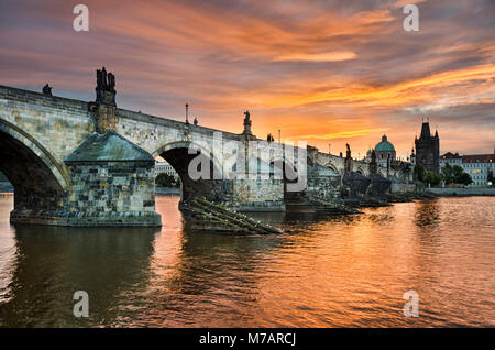 Sonnenaufgang auf der Karlsbrücke in Prag, Tschechische Republik Stockfoto