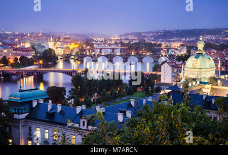 Brücken und Skyline von Prag, Tschechische Republik Stockfoto