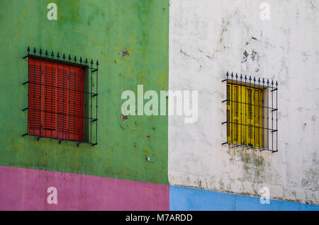 Leuchtend bunt bemalte Wände mit Fenster auf historischen Caminito, Stockfoto