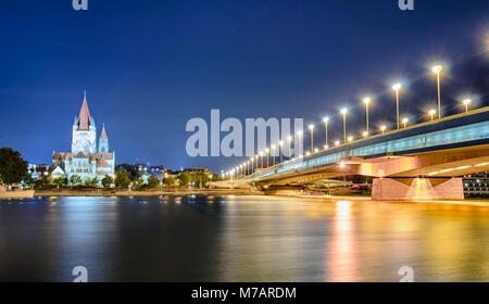 Franziskus von Assisi-Kirche in Wien bei Nacht Stockfoto