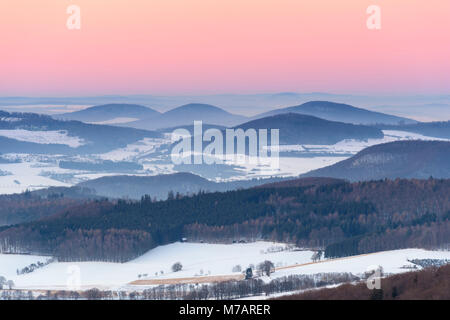 Mittelgebirgslandschaft in der Dämmerung im Winter, Milseburg, Danzwiesen, Rhön, Hessen, Deutschland Stockfoto