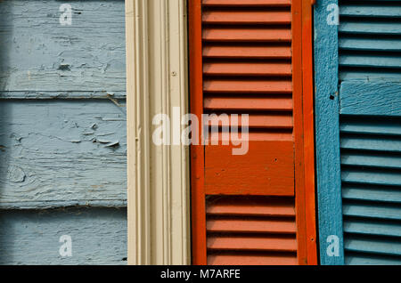 Zusammenfassung von bis in der Nähe von Orange, Gelb und Blau texturiert Fensterläden aus Holz. Bunte helle Holz- strukturierte Fensterläden. Stockfoto