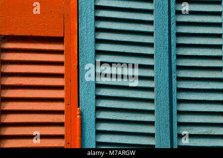 Zusammenfassung von bis in der Nähe von Orange und Blau texturiert Fensterläden aus Holz. Bunte helle Holz- strukturierte Fensterläden. Stockfoto