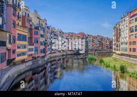 Spanien, Katalonien, Girona, Onyar Fluss, bunte Häuser Stockfoto