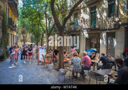 Spanien, Katalonien, Girona, Terrasse an der Altstadt, Stockfoto