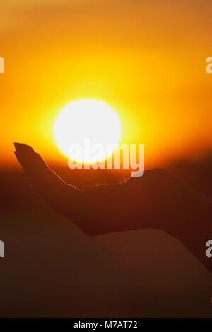 Person Schröpfen Hand unter Sonne Stockfoto