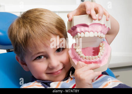 Bildnis eines Knaben halten eine Reihe von Zahnersatz Stockfoto