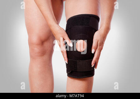 Knieorthese auf eine Person, die Knie Stockfoto
