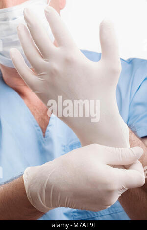 Chirurg sein Op-Handschuhe Stockfoto