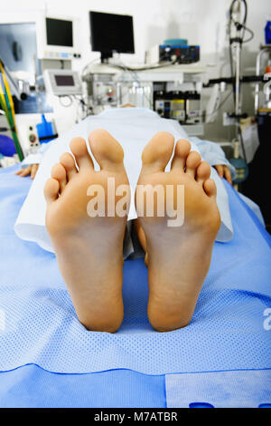 Patient liegt auf einem OP-Tisch Stockfoto
