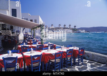 Leere Stühle mit Tischen in einem Restaurant am Meer Stockfoto