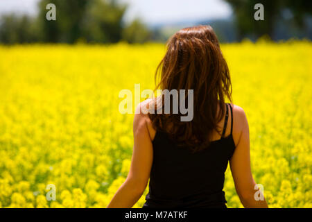 Rückansicht einer jungen Frau, die in einem Feld, Tschechische Republik Stockfoto