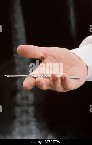Nahaufnahme einer Hand Holding ein Skalpell Stockfoto