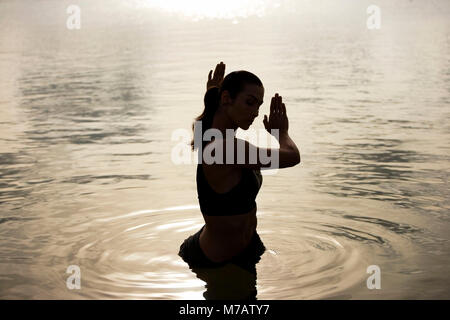 Hohe Betrachtungswinkel und einer jungen Frau, die in einem See Stockfoto