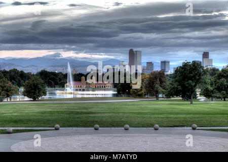 Ein High Dynamic Range, HDR, Ansicht von Denver, Colorado in der Morgendämmerung Stockfoto