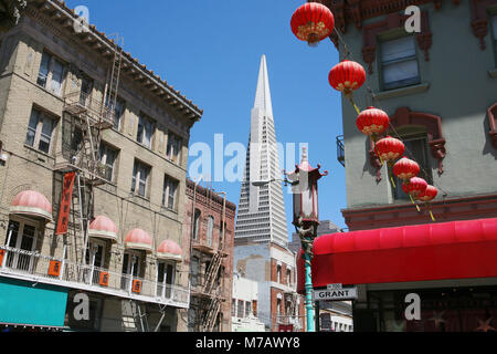 Chinesische Laternen hängen an einem Seil Transamerica Pyramid, Chinatown, San Francisco, Kalifornien, USA Stockfoto