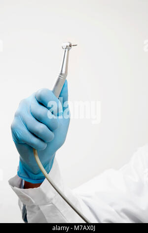 Nahaufnahme einer zahnmedizinischen Bohrer in die Hand des Zahnarztes Stockfoto