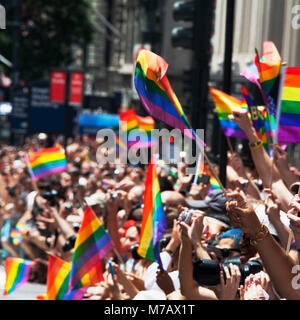 Menschen, die regenbogenfahnen in der Gay Pride Parade, New York City, New York State, USA Stockfoto