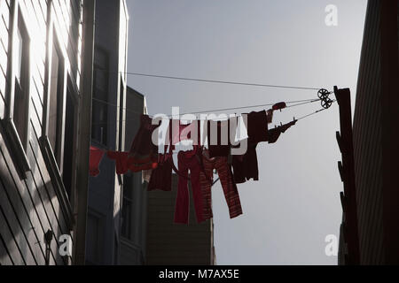 Niedrigen Winkel Ansicht der Wäscheständer auf Wäscheleinen, San Francisco, Kalifornien, USA Stockfoto