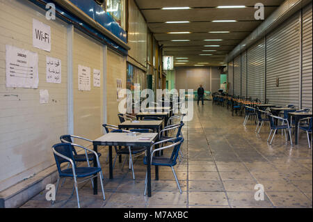 Athen, leere Tabellen in einem Café. Griechenland. Stockfoto