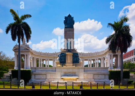 Low Angle View von Monumento de Jose Gomez, Präsident Avenue, Havanna, Kuba Stockfoto