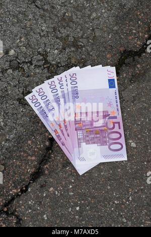 Close-up von fünfhundert Euro Banknoten auf der Straße Stockfoto