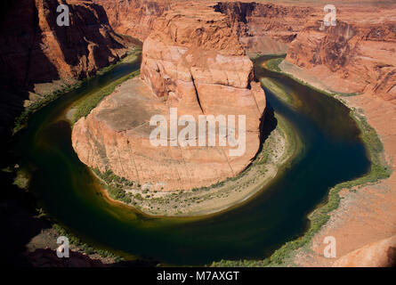 Erhöhte Ansicht eines Flusses durch Klippen, Colorado River, Glen Canyon, Horseshoe Bend, Page, Arizona, USA Stockfoto