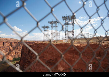 Strommasten gesehen von einem Maschendrahtzaun, Glen Canyon Dam, Lake Powell, Colorado River, Page, Arizona, USA Stockfoto