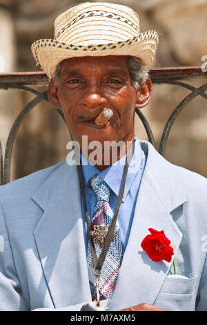 Portrait eines älteren Mannes Zigarre Stockfoto