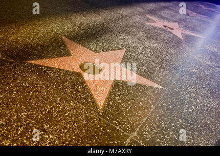 Hohe Betrachtungswinkel von prominenten Namen auf Stars auf dem Bürgersteig, Hollywood Walk of Fame, Hollywood Boulevard, Hollywood, Los Angeles, Kalifornien, USA Stockfoto