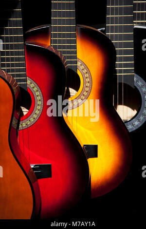 Gitarren für die Anzeige auf einem Marktstand, Olvera Street, Los Angeles, Kalifornien, USA Stockfoto