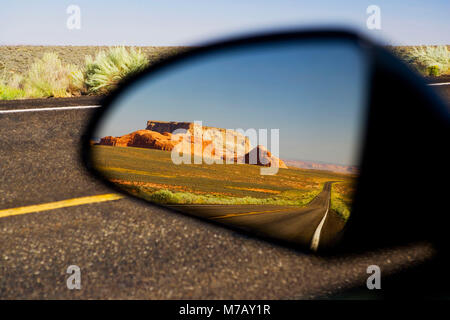 Reflexion einer Klippe im Rückspiegel des Autos Seite, Page, Arizona, USA Stockfoto
