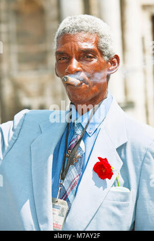 Portrait eines älteren Mannes Zigarre Stockfoto