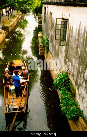 Hohe Betrachtungswinkel und ein Ruderboot im Canal, Luzhi, China Stockfoto