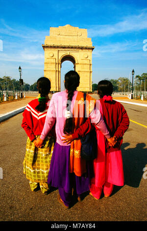 Ansicht der Rückseite drei Frauen vor India Gate, New Delhi, Indien stehend Stockfoto