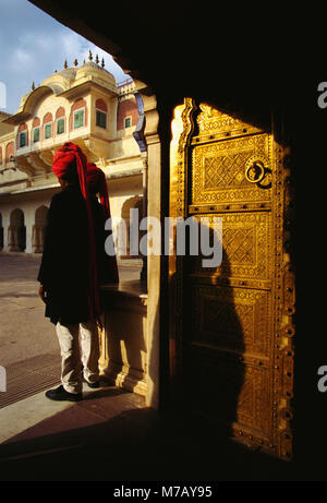 Zwei Palastwachen in einem Palast stehend, Stadt Jaipur Palace, Jaipur, Rajasthan, Indien Stockfoto