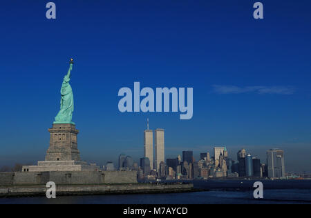 Statue mit Wolkenkratzern im Hintergrund, Freiheitsstatue, New York City, New York State, USA Stockfoto