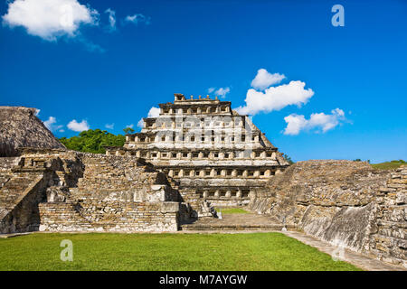 Pyramide auf eine Landschaft, Pyramide der Nischen, El Tajin, Veracruz, Mexiko Stockfoto