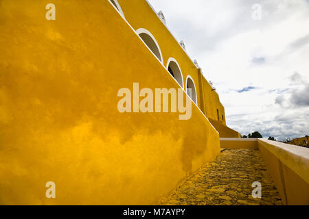 Wolken über eine Kirche, Convento de San Antonio De Padua, Izamal, Yucatan, Mexiko Stockfoto