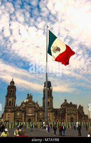 Low Angle View der Mexikanischen Flagge vor einer Kathedrale, die Metropolitan Kathedrale, Zocalo, Mexiko City, Mexiko Stockfoto