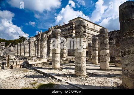 Alte Ruinen von Spalten, die Plaza der Tausend Säulen, Chichen Itza, Yucatan, Mexiko Stockfoto