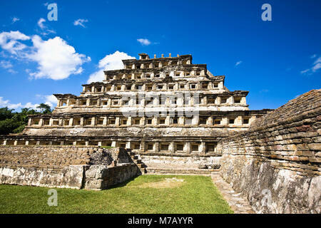 Pyramide auf eine Landschaft, Pyramide der Nischen, El Tajin, Veracruz, Mexiko Stockfoto