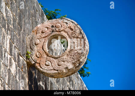 Runder Stein an der Wand, auf dem Ball Court Ring, Chichen Itza, Yucatan, Mexiko Stockfoto