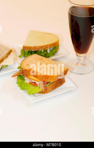 Erhöhte Ansicht von Sandwiches und ein Cola-Getränk Stockfoto