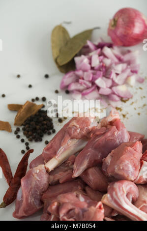 Nahaufnahme von Hammelfleisch mit Zutaten Stockfoto