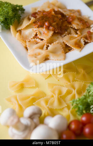Nahaufnahme von Farfalle mit Pilzen Stockfoto