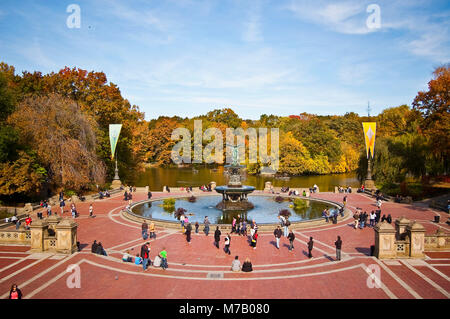 Touristen um einen Brunnen, Bethesda Fountain, Central Park, Manhattan, New York City, New York State, USA Stockfoto