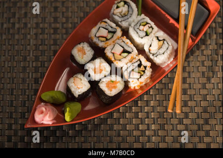 Nahaufnahme der verschiedenen Sushi in einer Platte Stockfoto