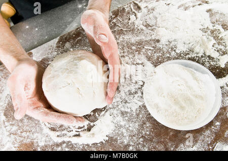 Koch, Pizzateig kneten Stockfoto