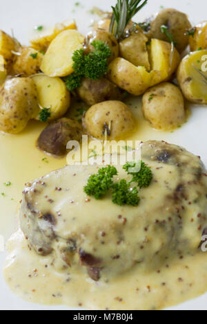 Erhöhte Ansicht Steak serviert mit Kartoffeln Stockfoto